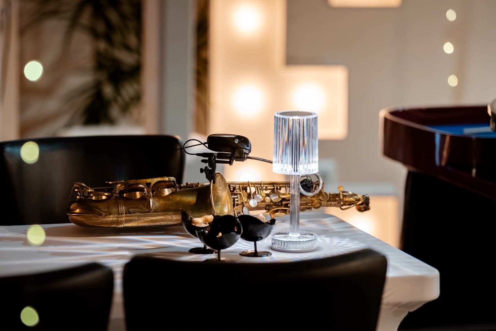 Saxophon und Kristall-Lampe auf der Tafel vor einem Abend mit Livemusik