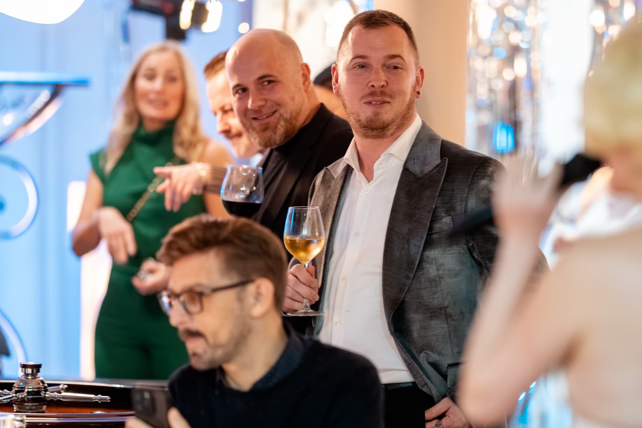 Gäste mit Weingläsern bei einer Casino-Soirée