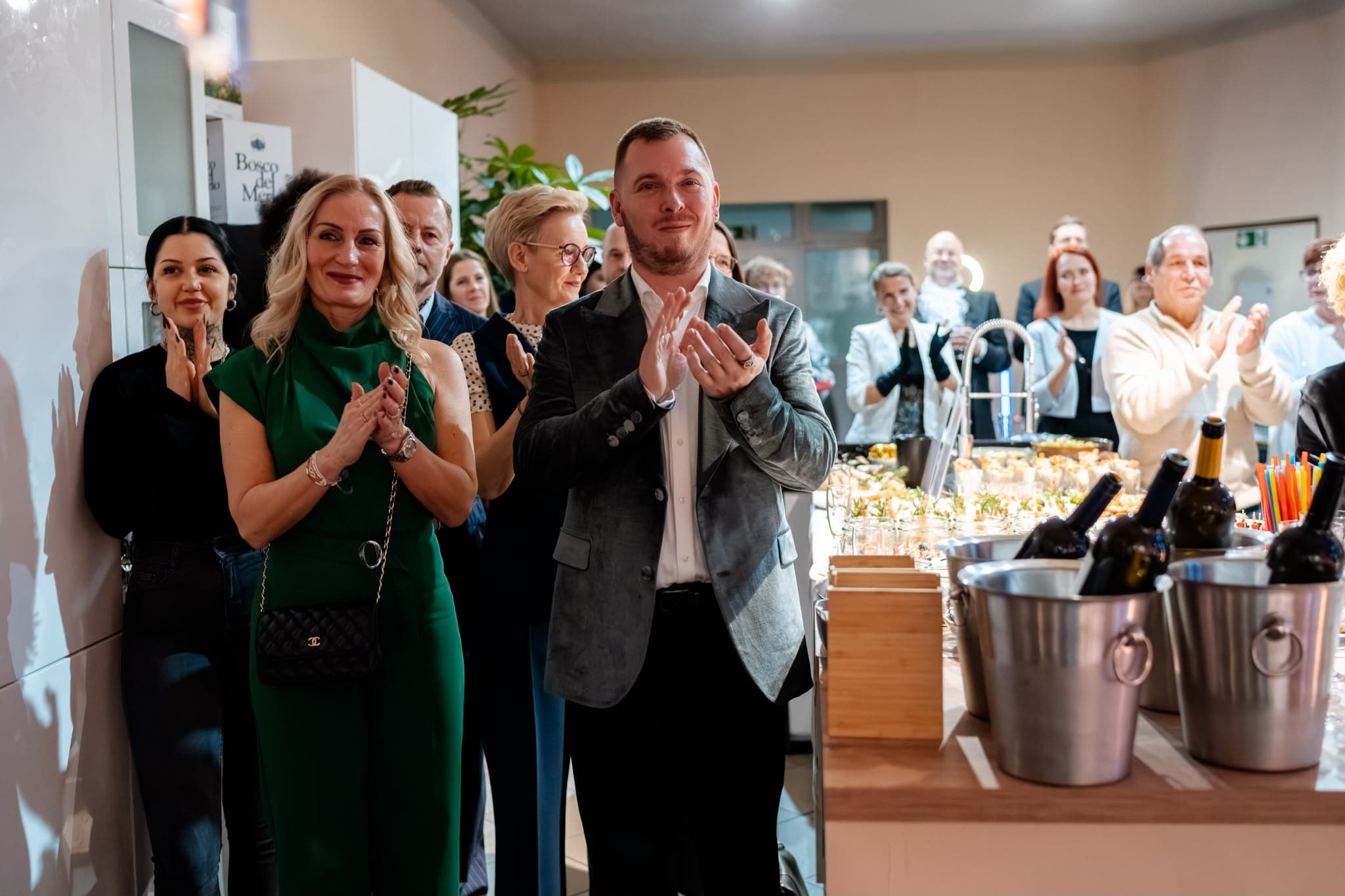 Applaudierende Gäste am Buffet bei einem Teamevent