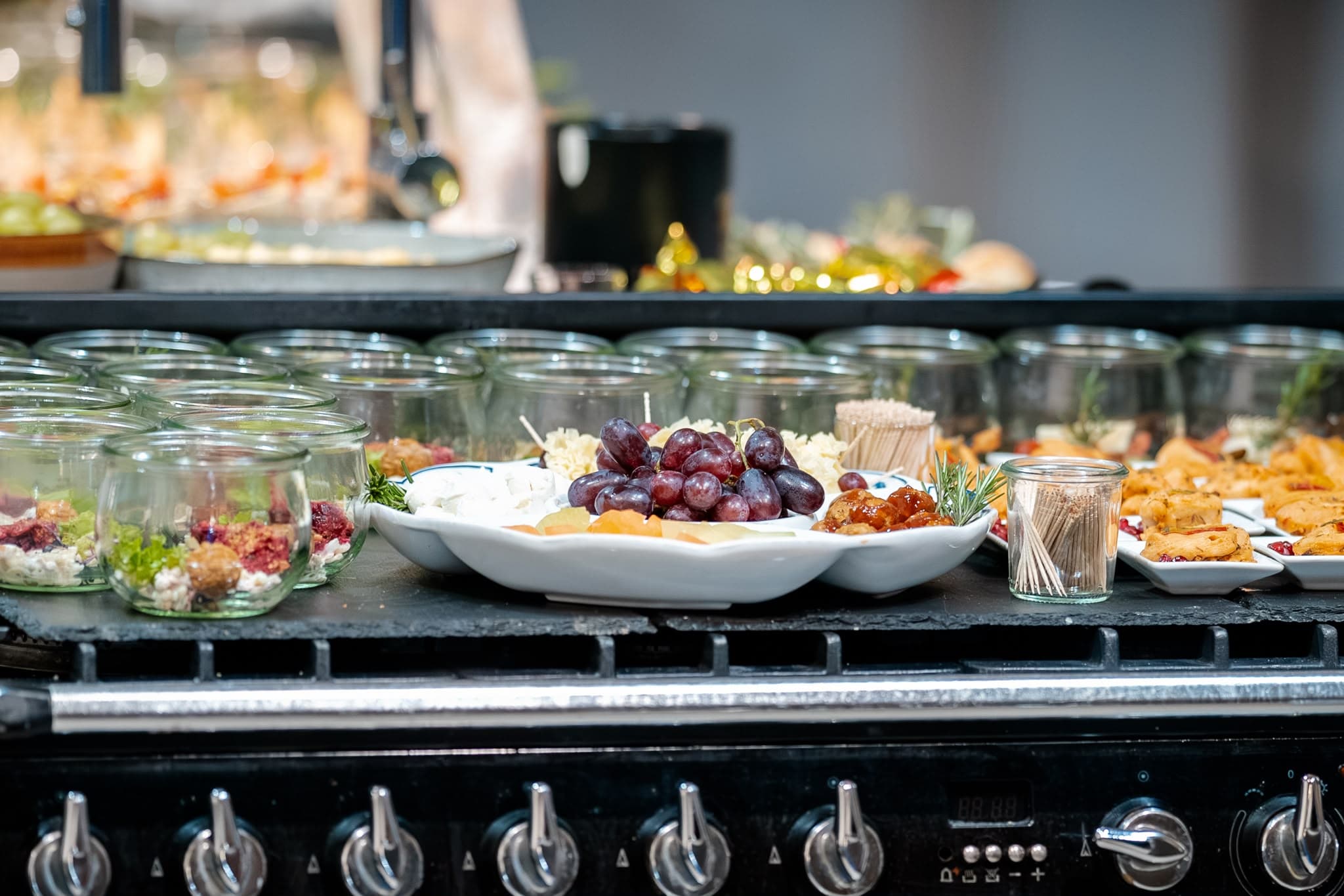 Fingerfood-Buffet im Glas mit Trauben und Käse